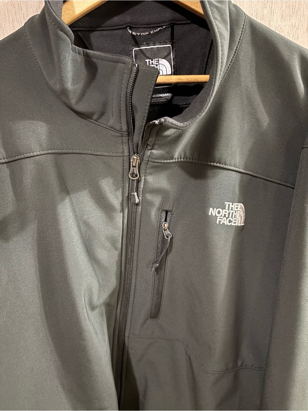 The North Face Men's Lightweight Jacket in Olive